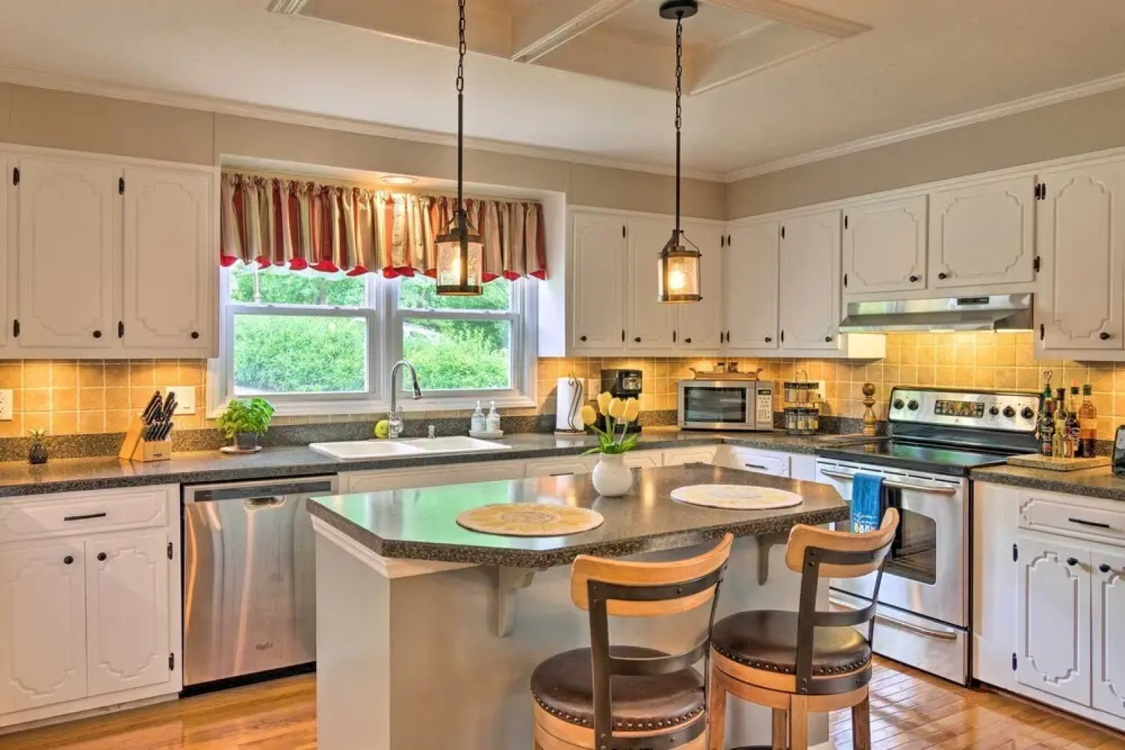 'paradise Lakehouse' in Hickory w/ Dock & Views!