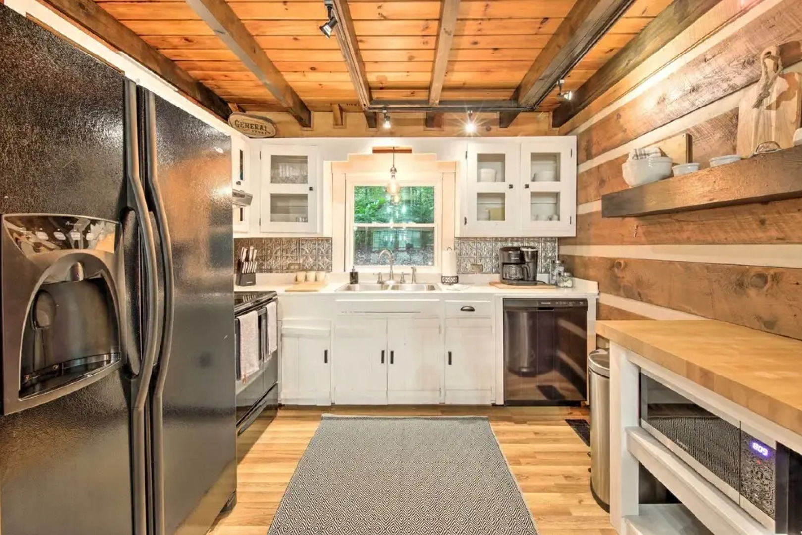 Charming Blue Ridge Mountain Cabin w/ Hot Tub