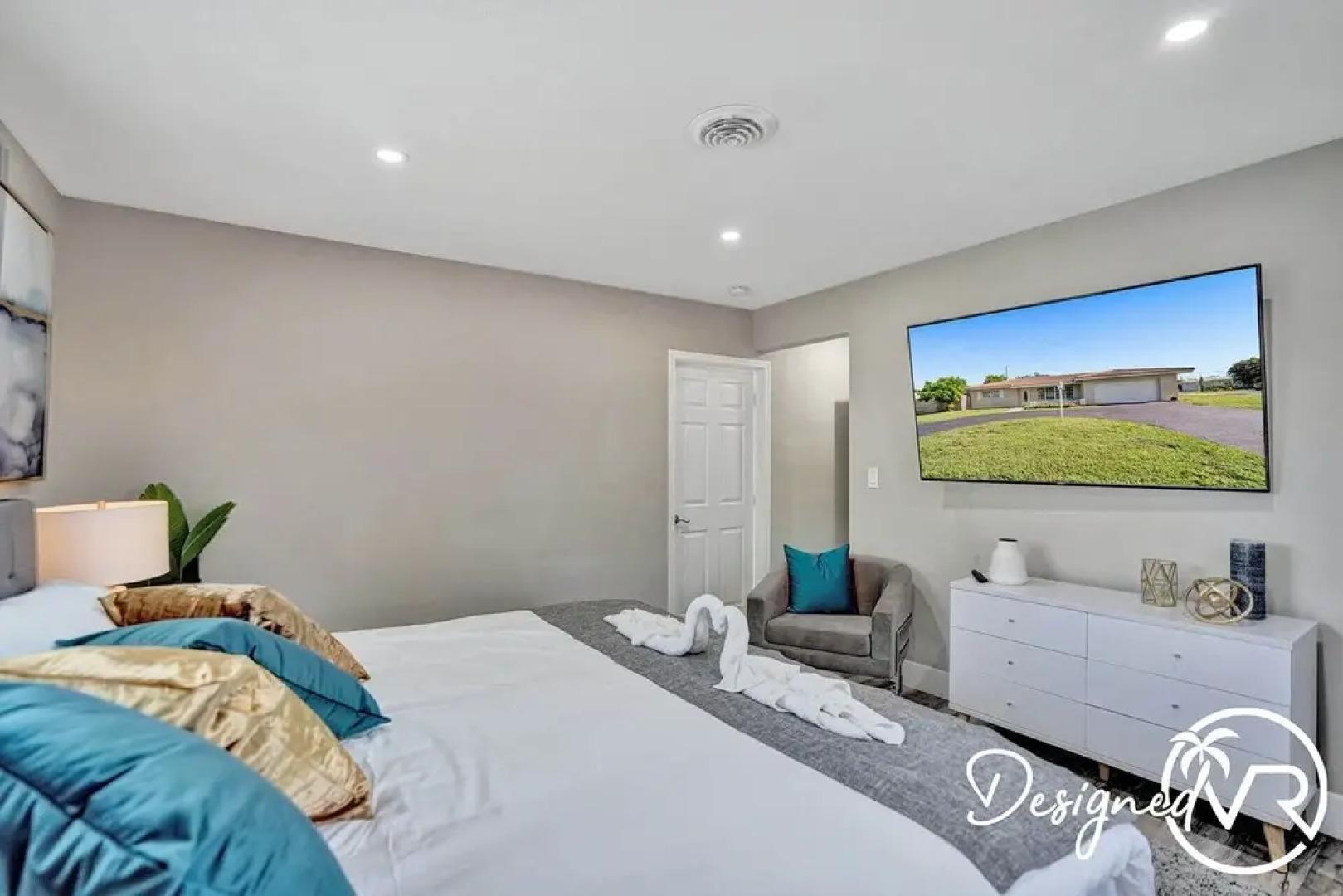 Chic 3BR w heated pool 1 mile to Beach