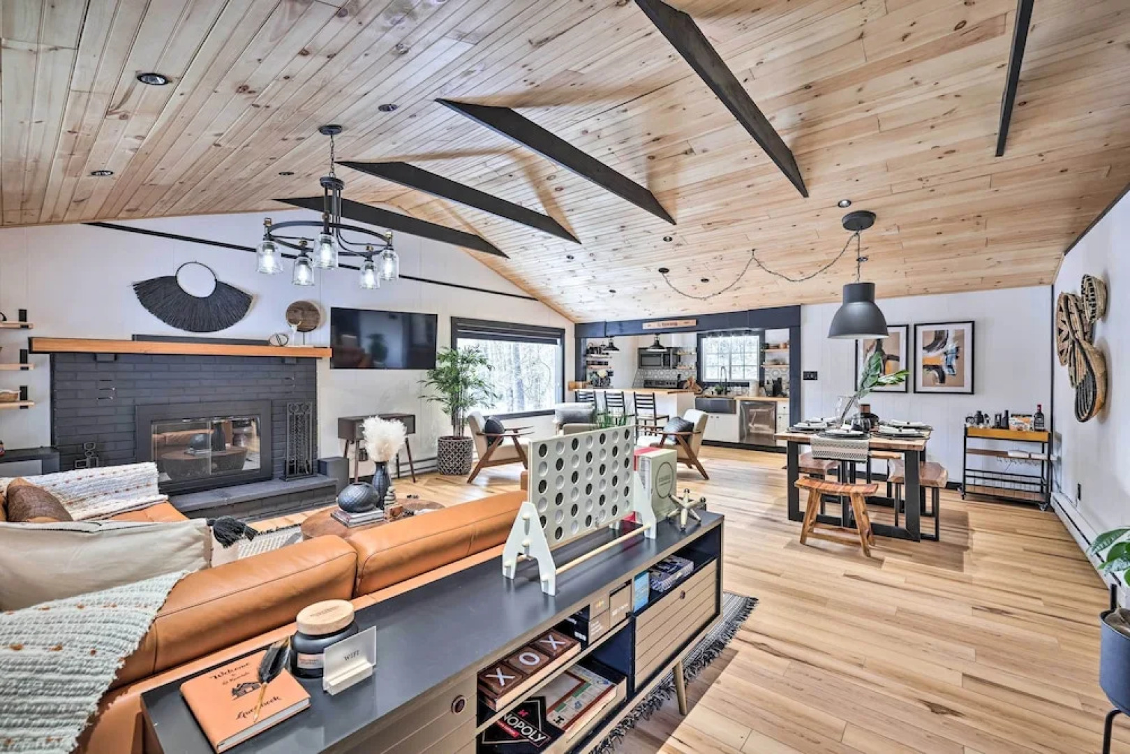 Pocono Lake Cabin w/ Hot Tub & Resort Amenities!