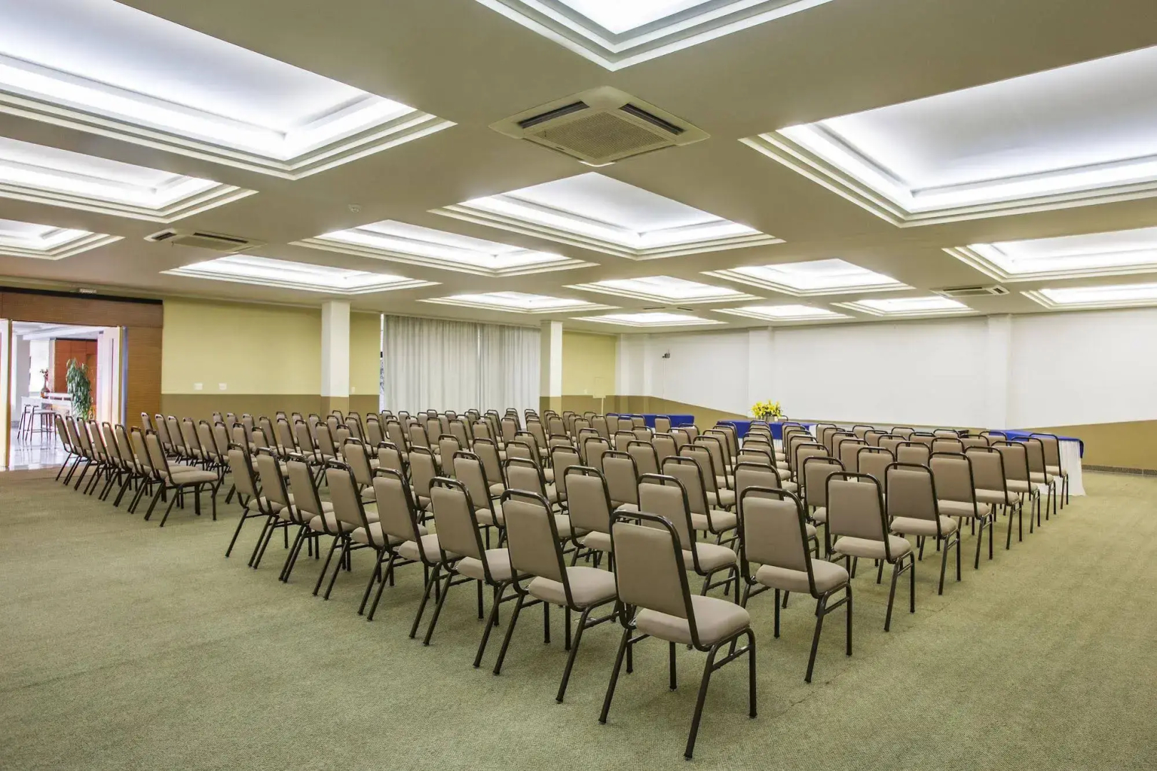 Astron Suítes São José dos Pinhais by Nobile