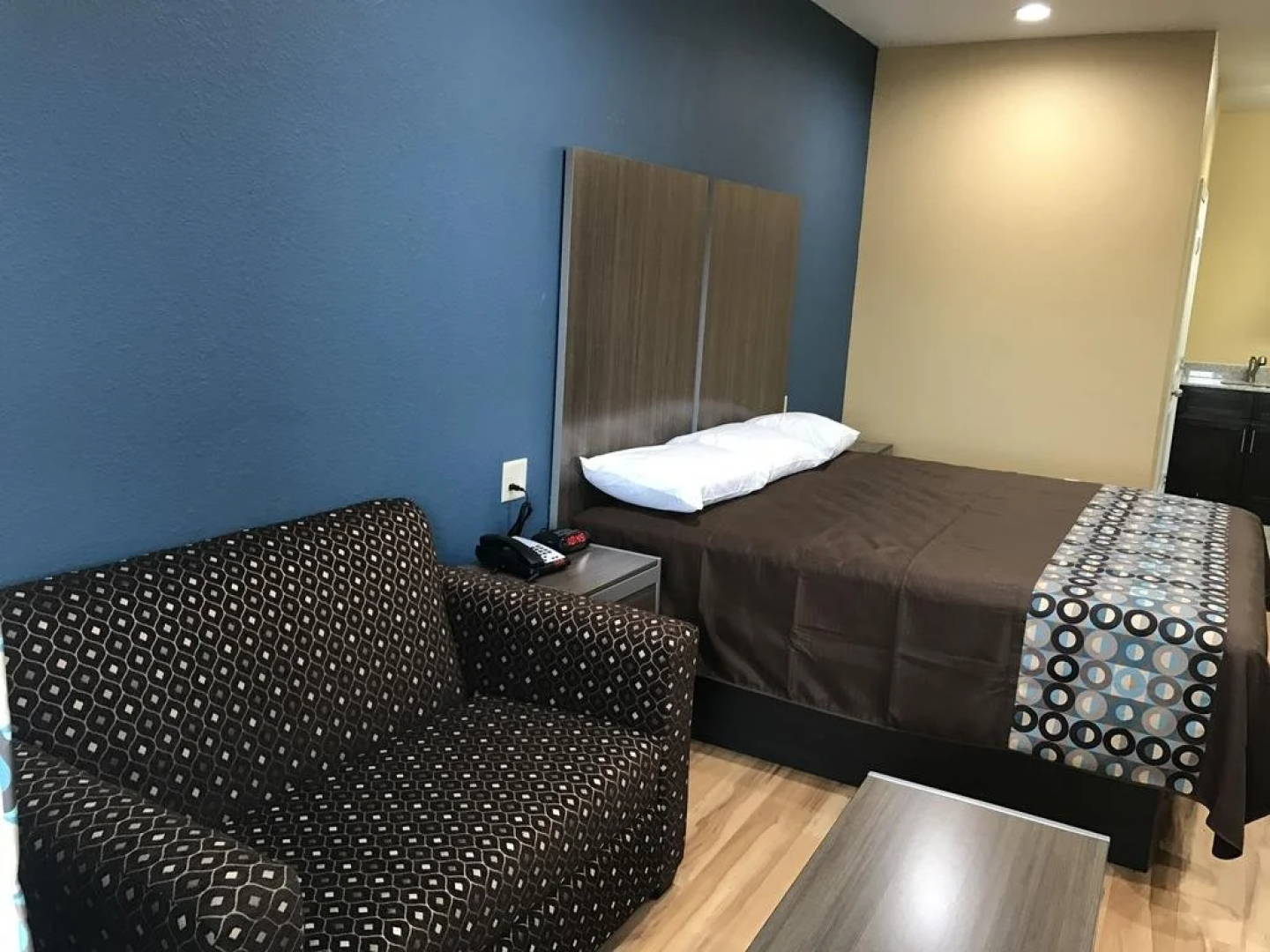 Deluxe Inn & Suites Baytown