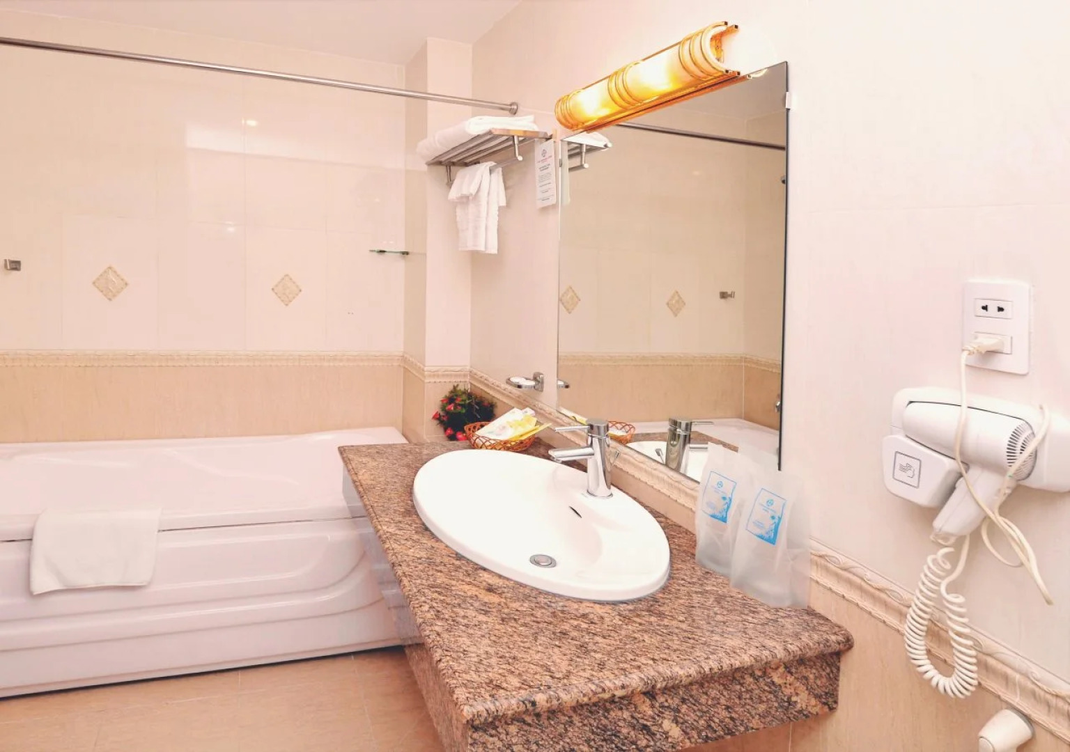 Tan Hoang Long Hotel