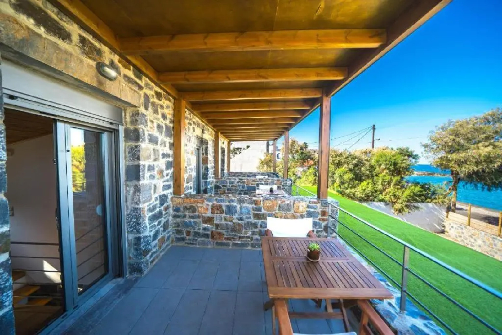 TerraZeus - Stone House Beachfront 3