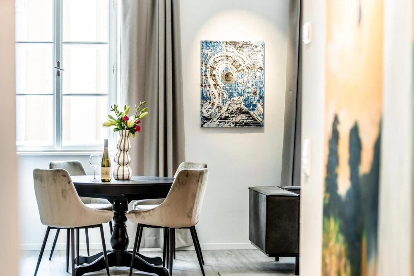 Deluxe Apartment Art Collection With King Bed and Air Conditioning