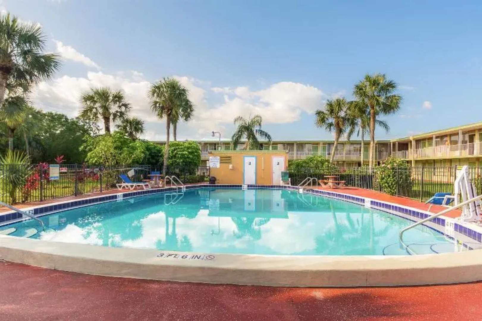 Hometowne Studios By Red Roof Vero Beach - I-95