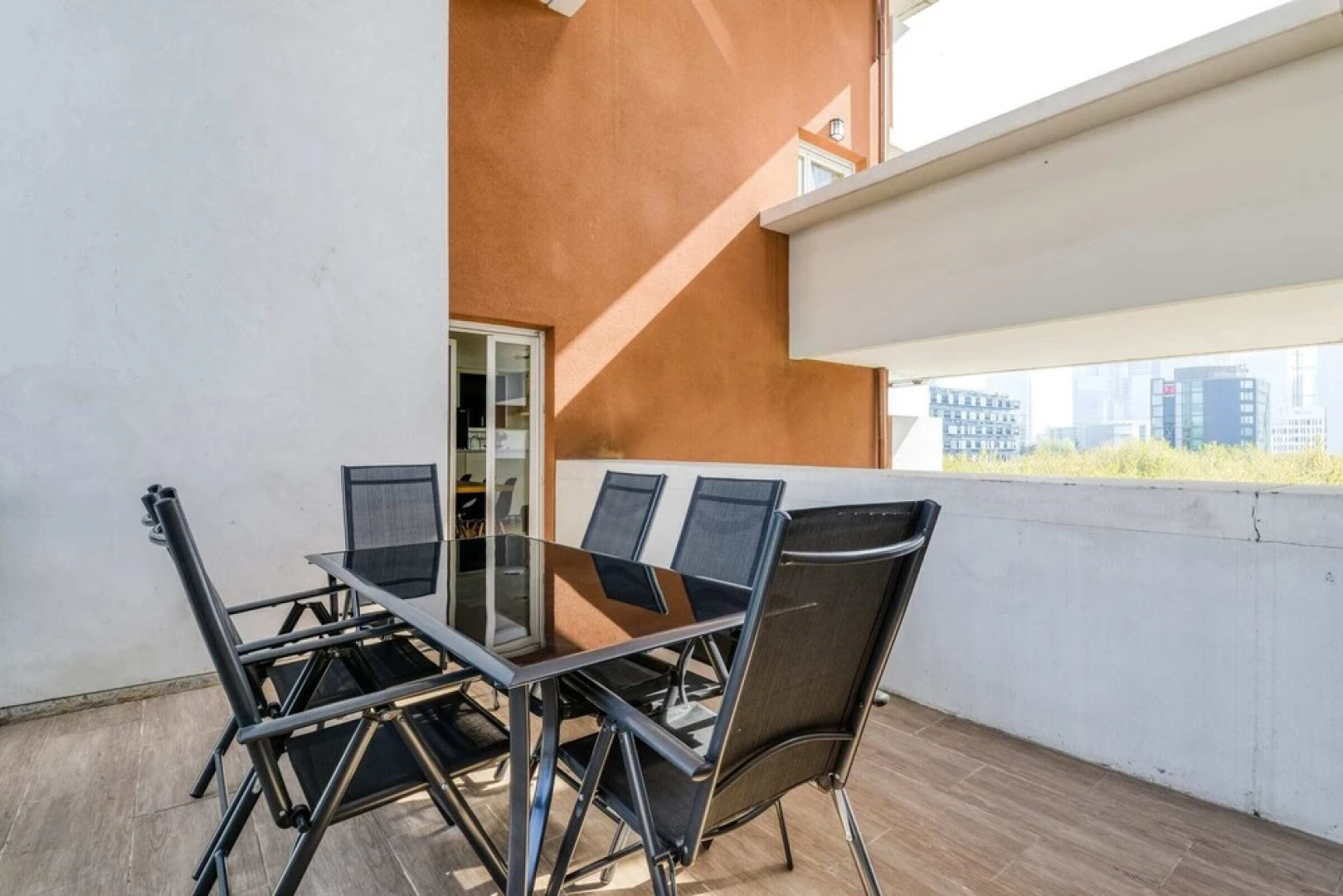 Spacious Apartment With Stunning View of Paris la Défense Fits up to 8