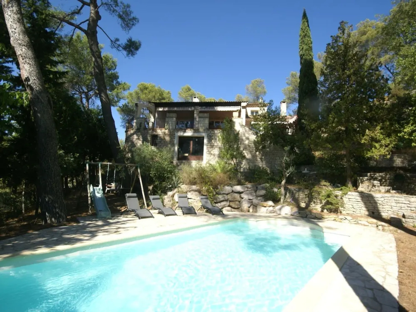 A hidden paradise in the beautiful surroundings of Saint-Remy-de-Provence!