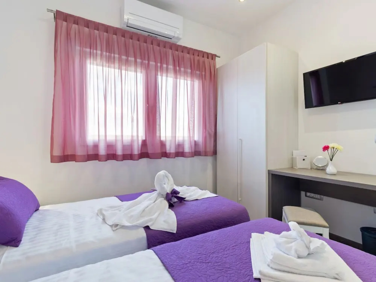 Serene Holiday Home in Novigrad with Private Pool