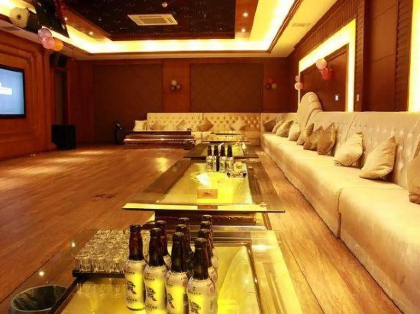 Huafeng Peacock Lake Hotel & Resort