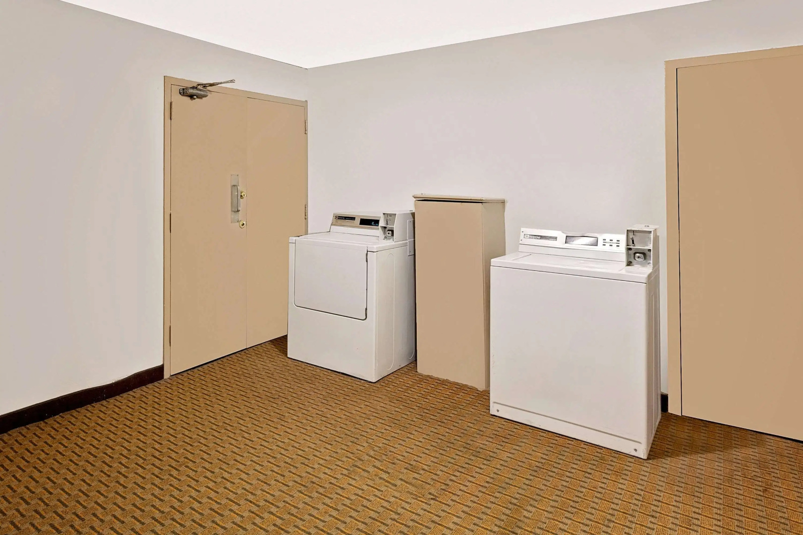 Super 8 by Wyndham Plainview