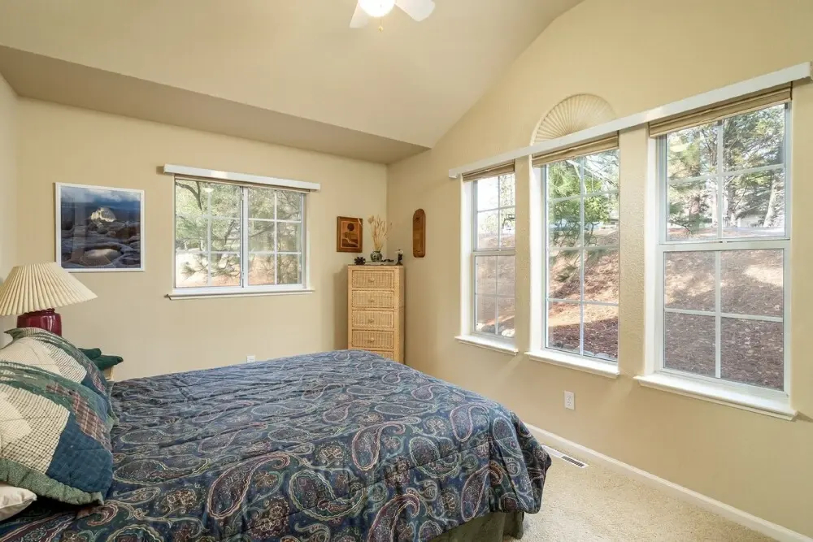 Happy Trails - Updated Home with Cozy Sunroom by Yosemite Region Resorts