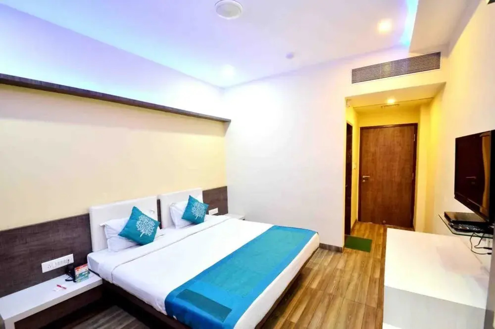 OYO 1535 Hotel Bee Town