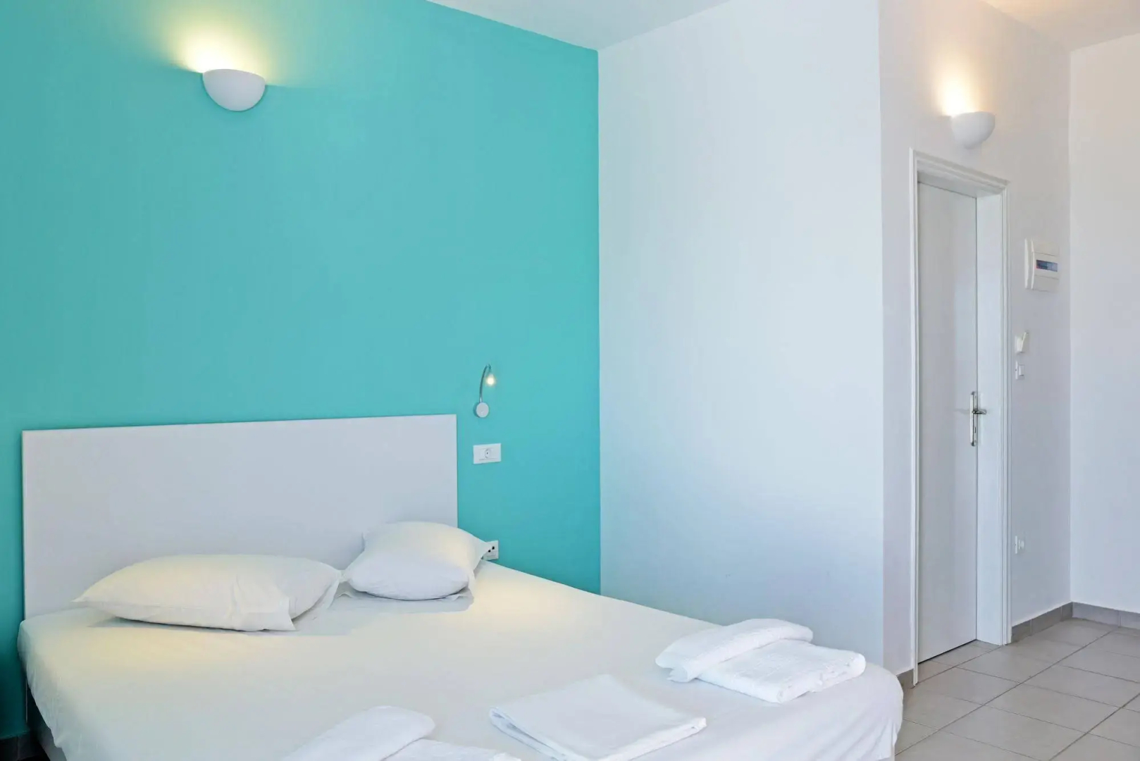 Hillside Studios & Apartments