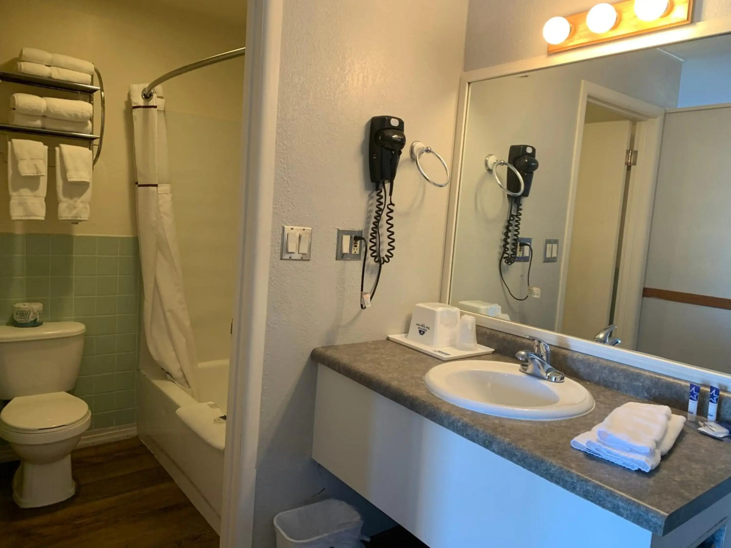 Americas Best Value Inn Wall