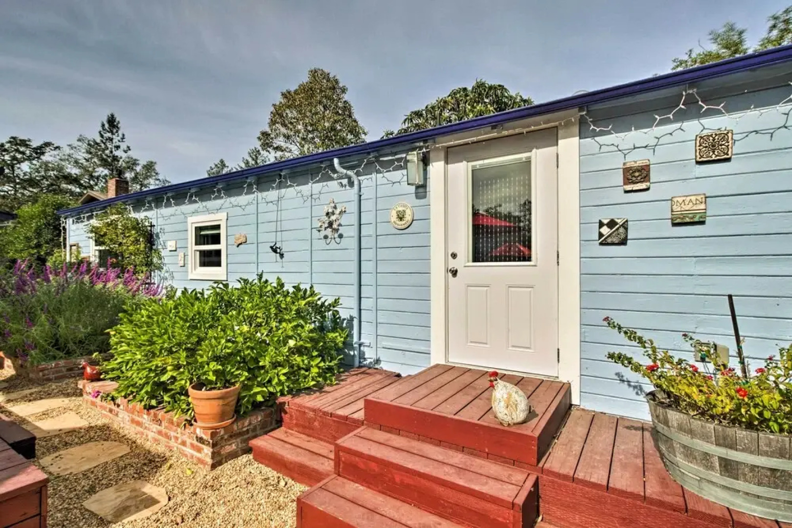 Romantic Casita w/ Garden + Deck 2 Miles to Plaza!