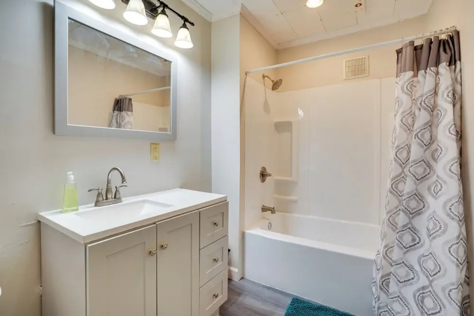 Walk to Syracuse Campus: Family-friendly Home!