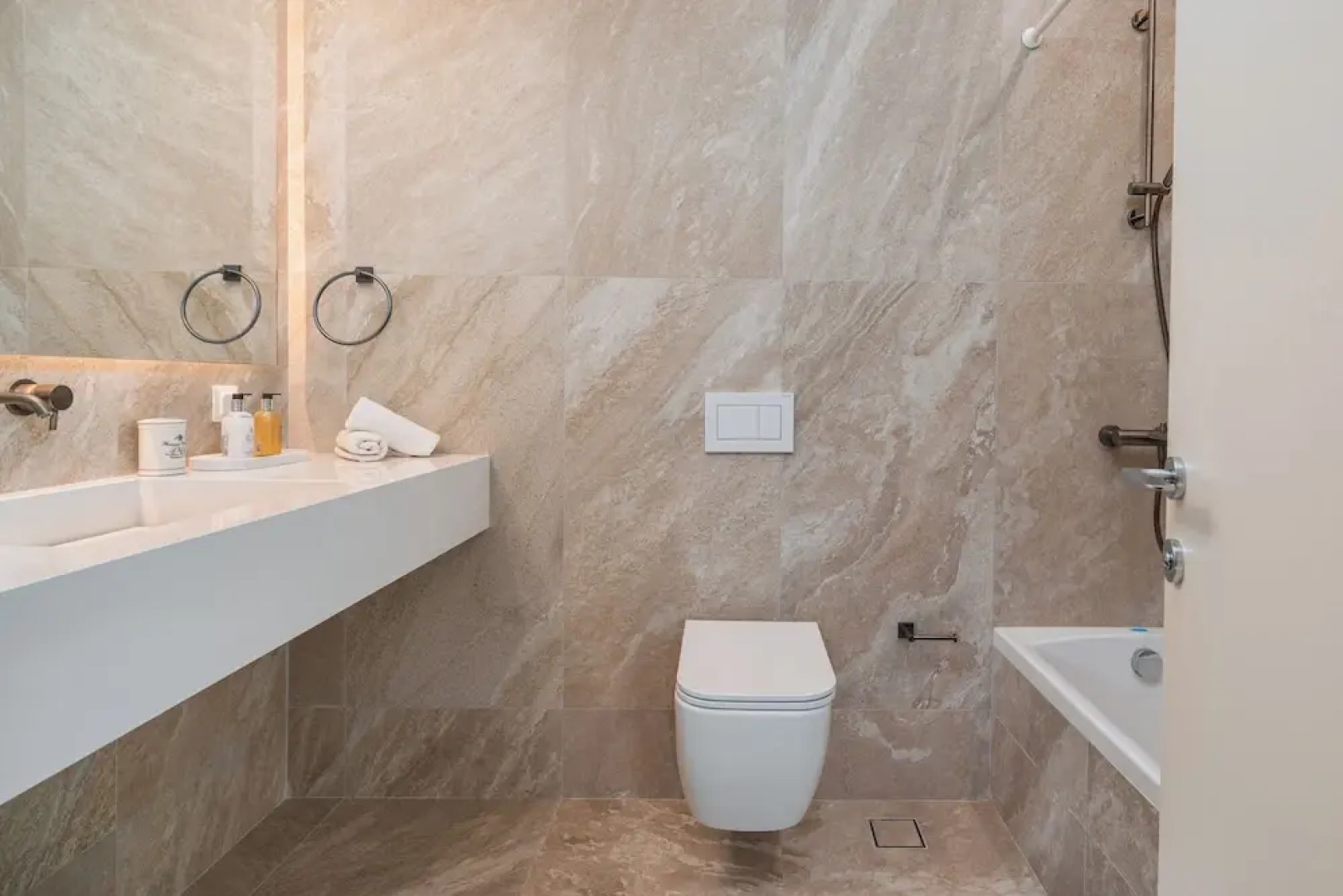 Alimos Luxury 3Bd w Outdoor Jacuzzi