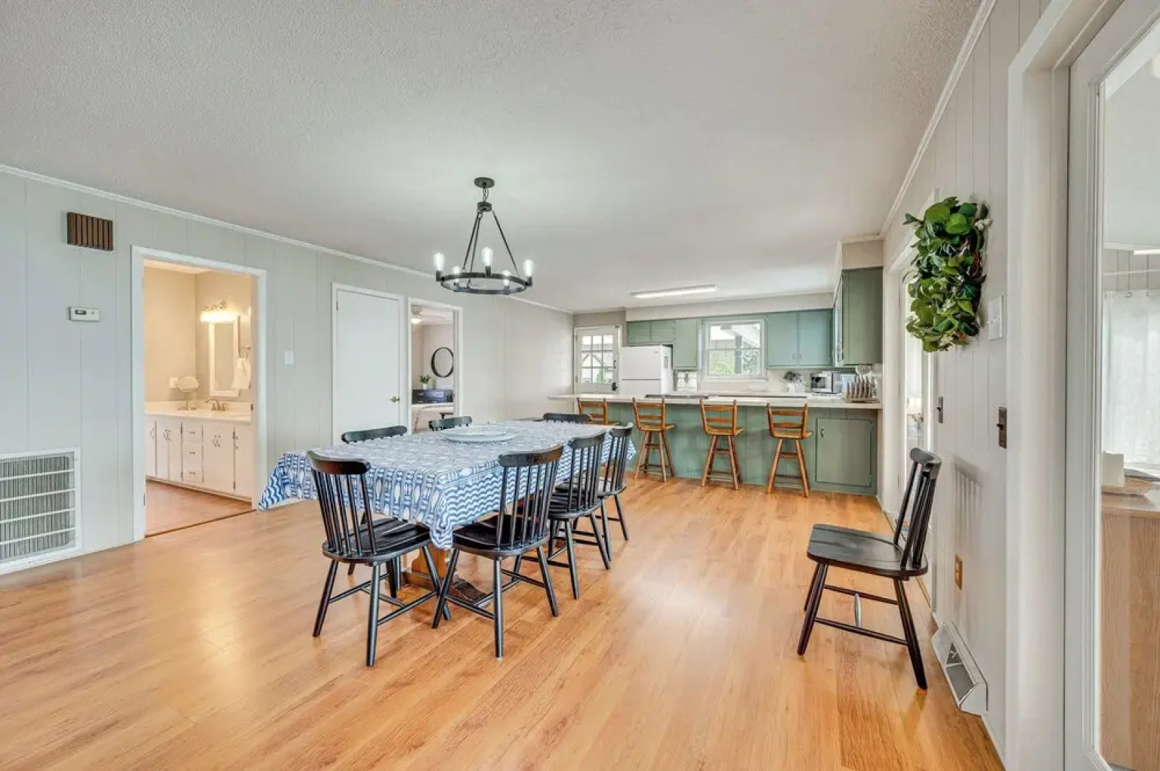 Lakefront Troutman House w/ Spectacular Sunsets!