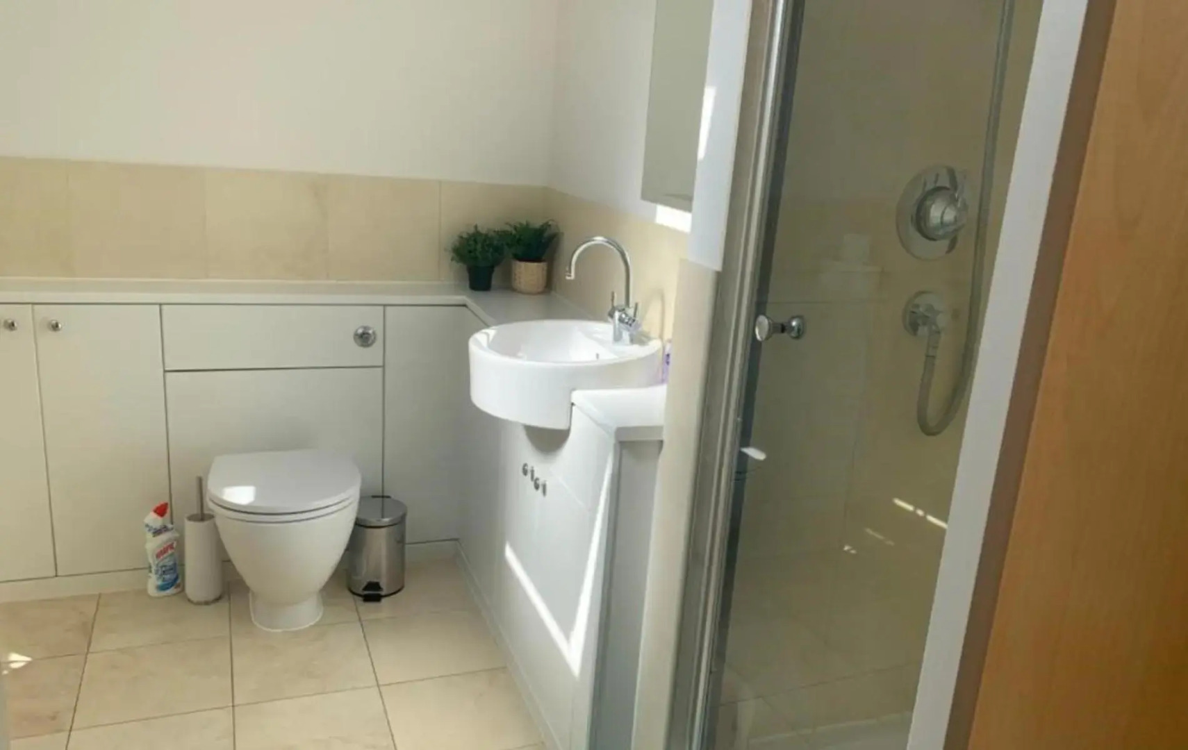 Addlestone - Large Stunning 2 bed room Apartment