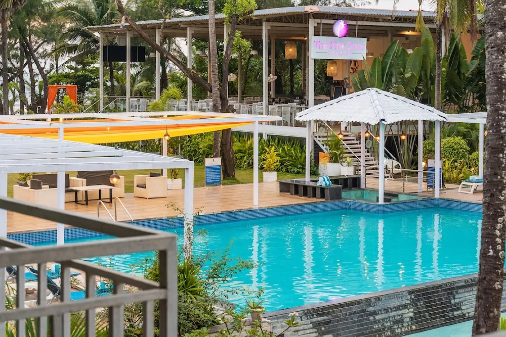 Foxoso La Beach Resort & Spa