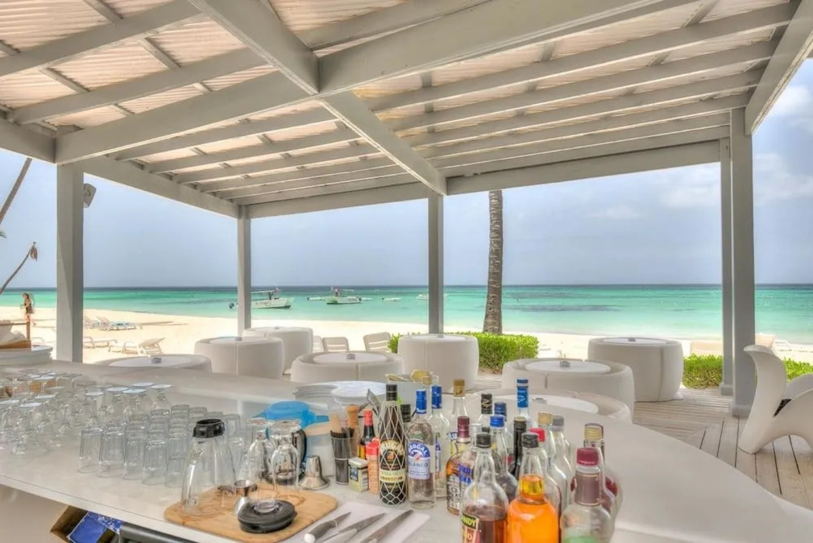 Beachfront Glamorous Apartment With Ocean Views