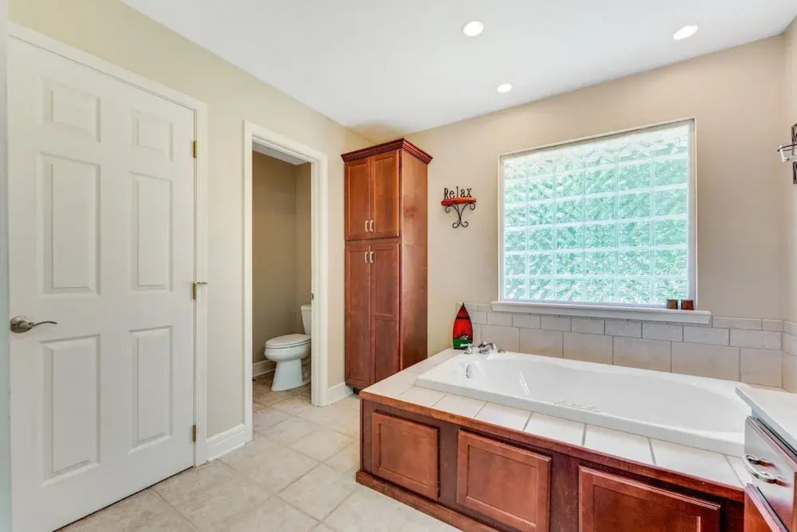 Flippin Haven: Spacious & Cozy Retreat 3 Bedroom Home by RedAwning