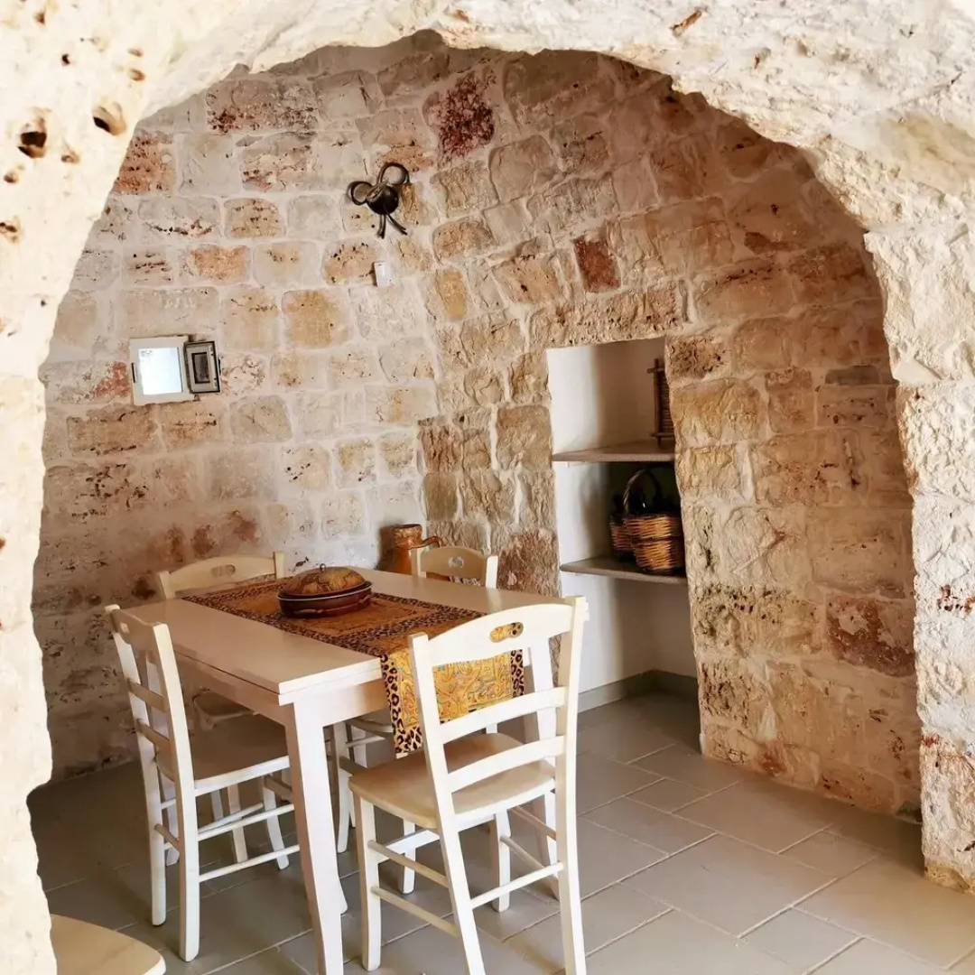Antico trullo ristrutturato con piscina e giardino