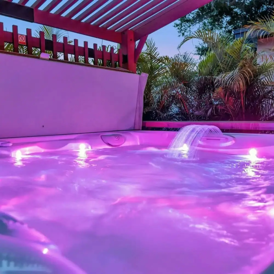 4b 2b w Hot Tub BBQ Firepit 9mins to Beach