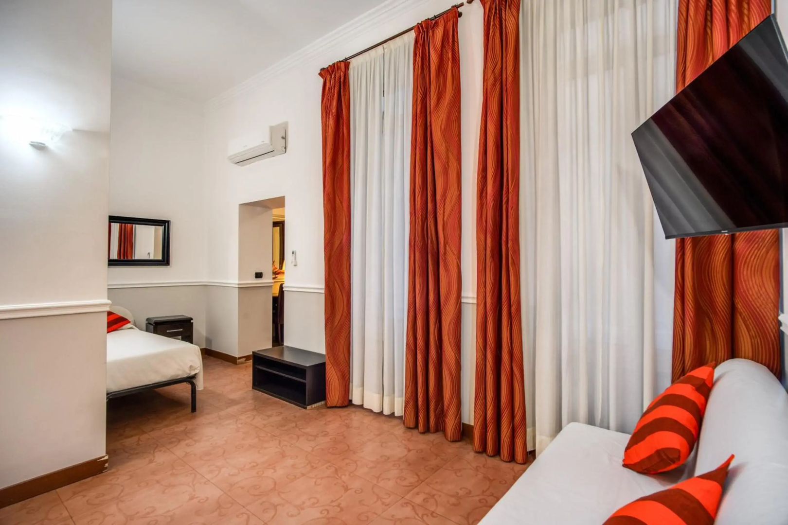 Everest Inn Rome