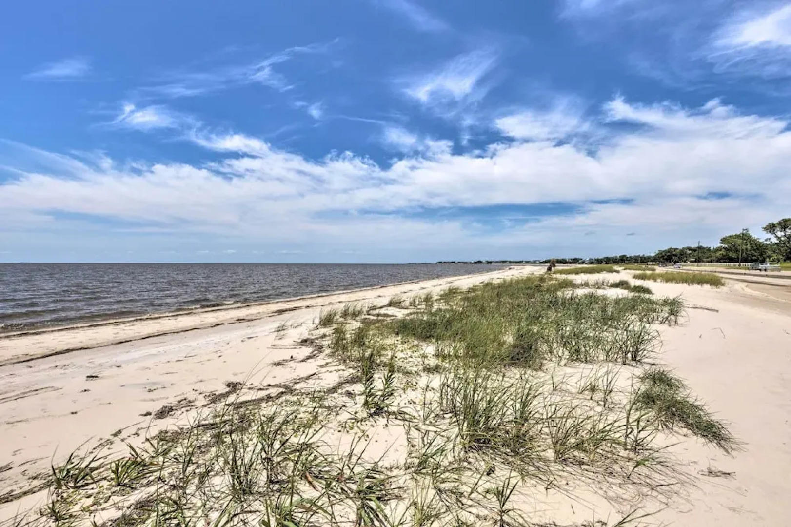 Coastal Waveland House 1/2 Block to Pub Beach
