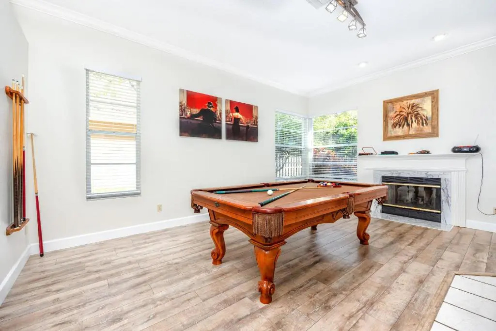 #3 Large 4 Bedroom 3 Bathroom Vacation House With Heated Swimming Pool