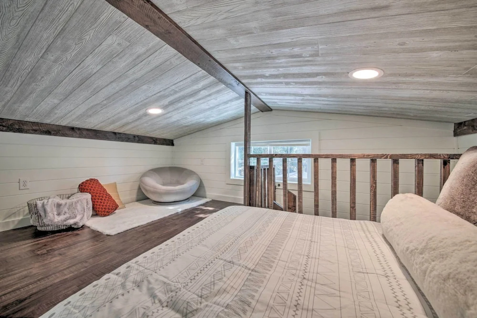Contemporary Cabin w/ Mountain Views & Deck
