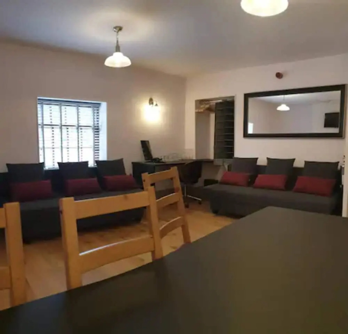 1700s Canalside Cottage Sleeps up to 12 Guests