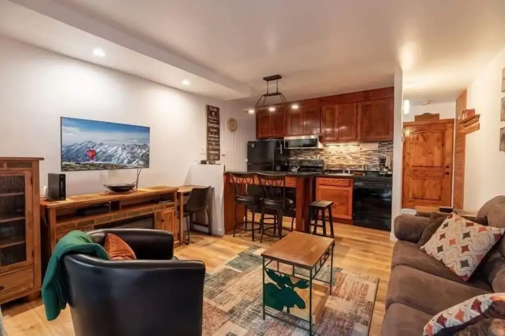 Vantage Point Apartments with easy Access to Gondola by RedAwning