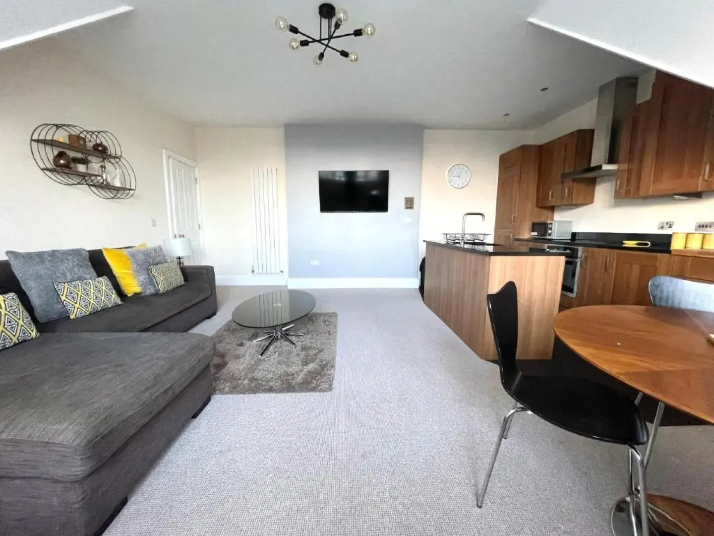 Regal Retreat Modern 2 bed apartment 400m from sea