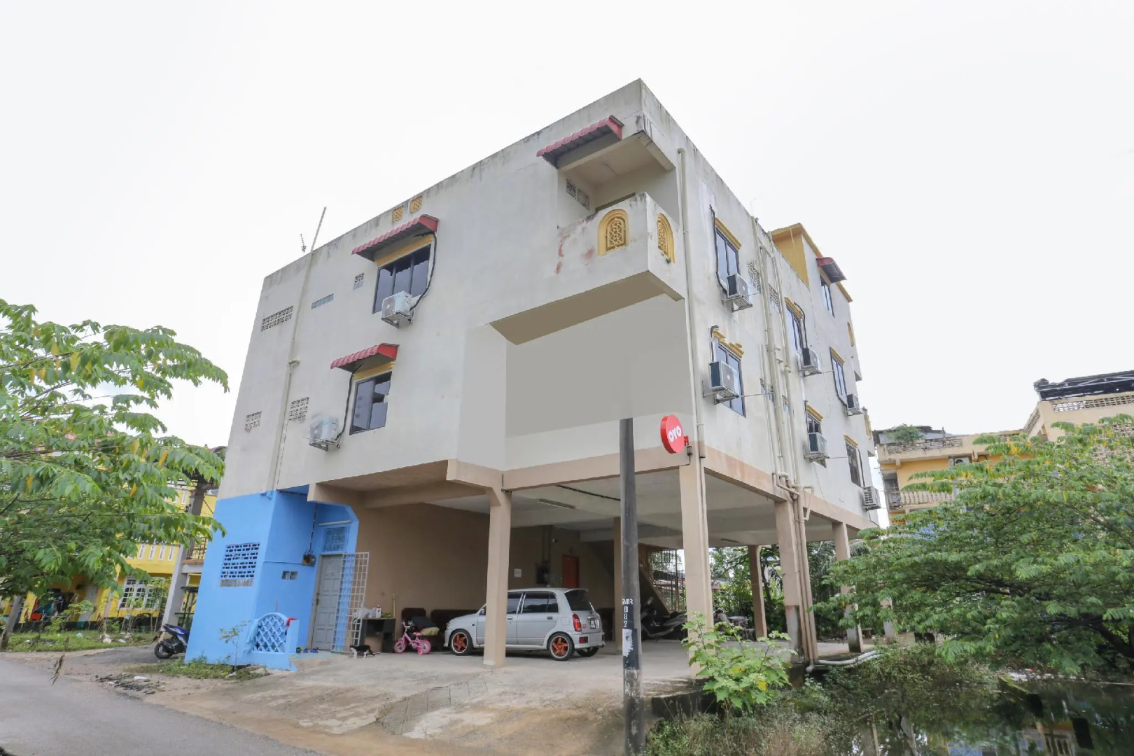 OYO 90048 Damika Hotel