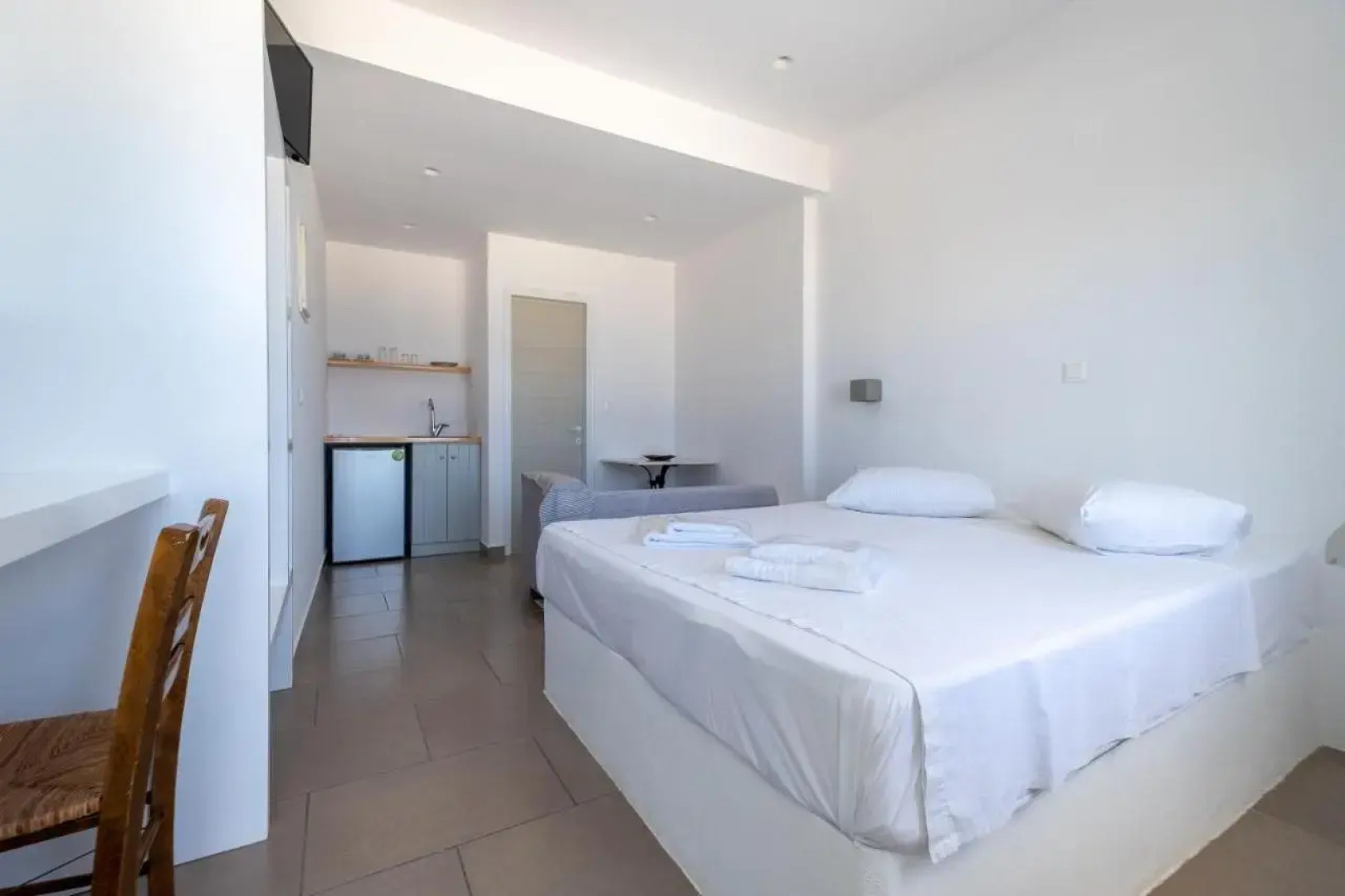 Lorenzo Studios and Suites Paros