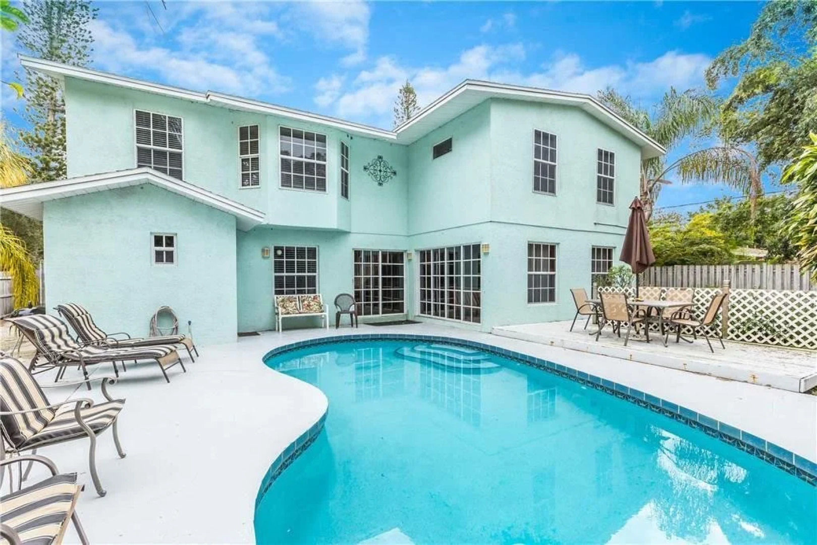 Rialto Mansion - Six Bedroom Home