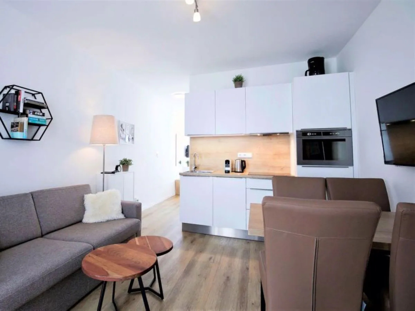 Lakeside Village 16581