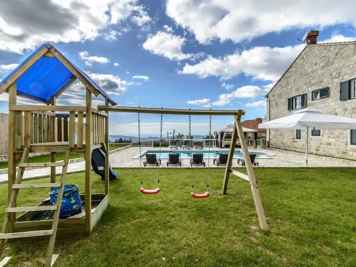 Villa Pave - Six-bedroom Villa With Terrace and Swimming Pool