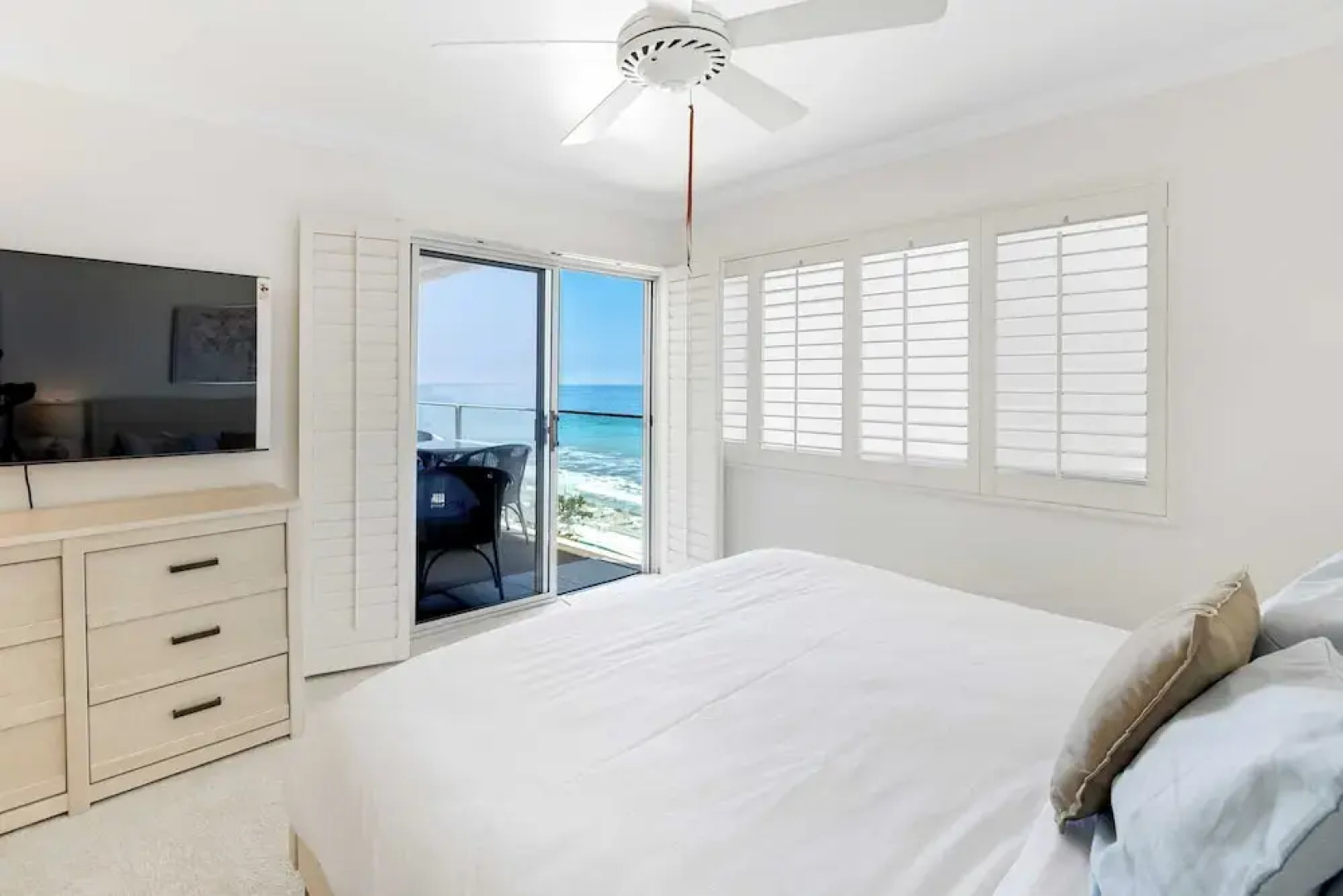 Oceanfront Gem w/ Balcony, Pool, Hot Tub & Carbon Beach Access Bluewater Haven by Avantstay