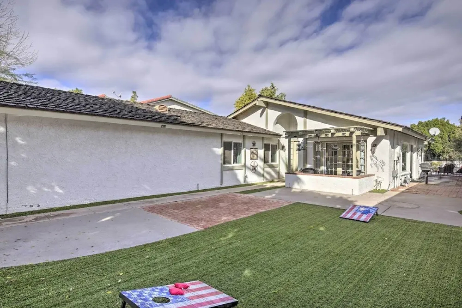 Sun Deck, Hot Tub & Kayak: Lakefront Tempe House