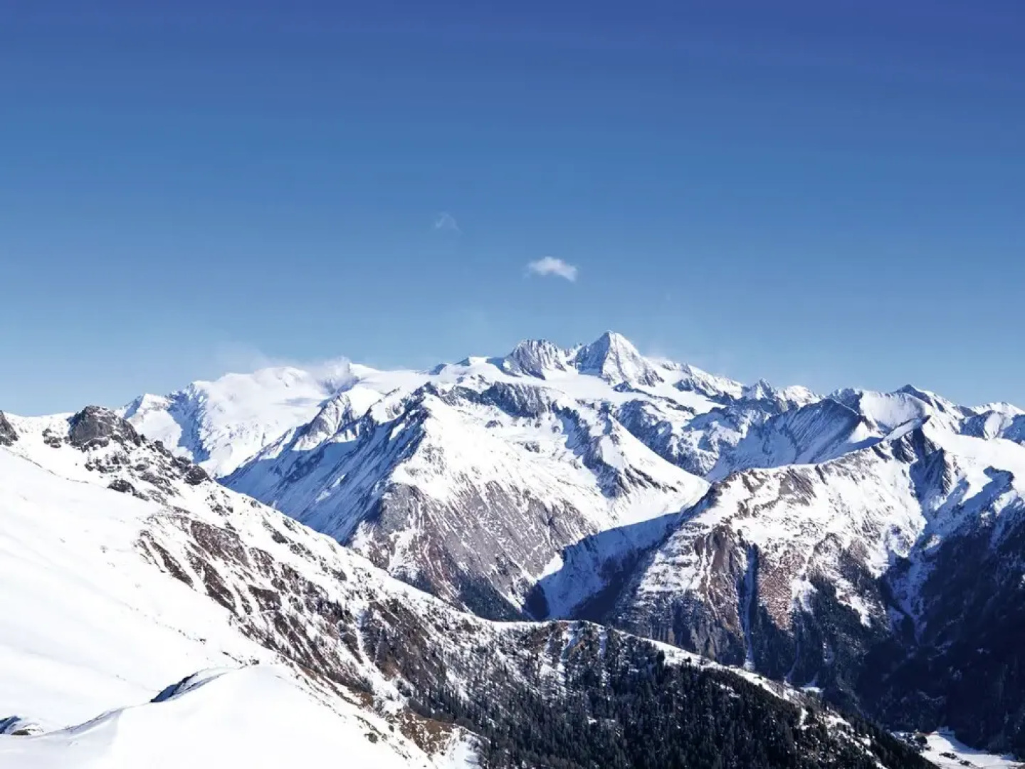 Modern Apartment With Sauna, Balcony, Garage, Washing Room