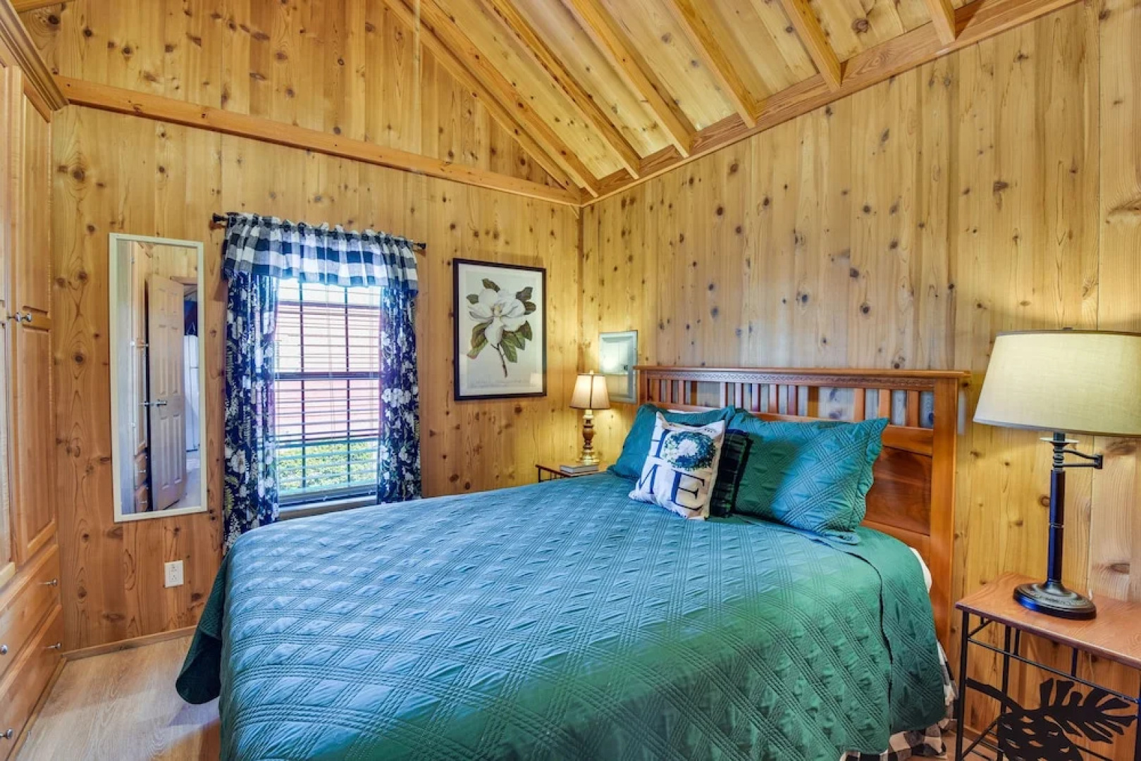 Cozy Dillard Cabin w/ Mountain Views & Pool Access