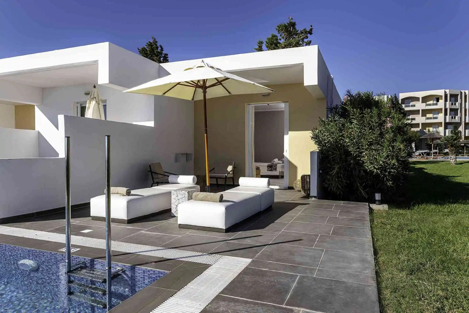 Отель Sovereign Beach