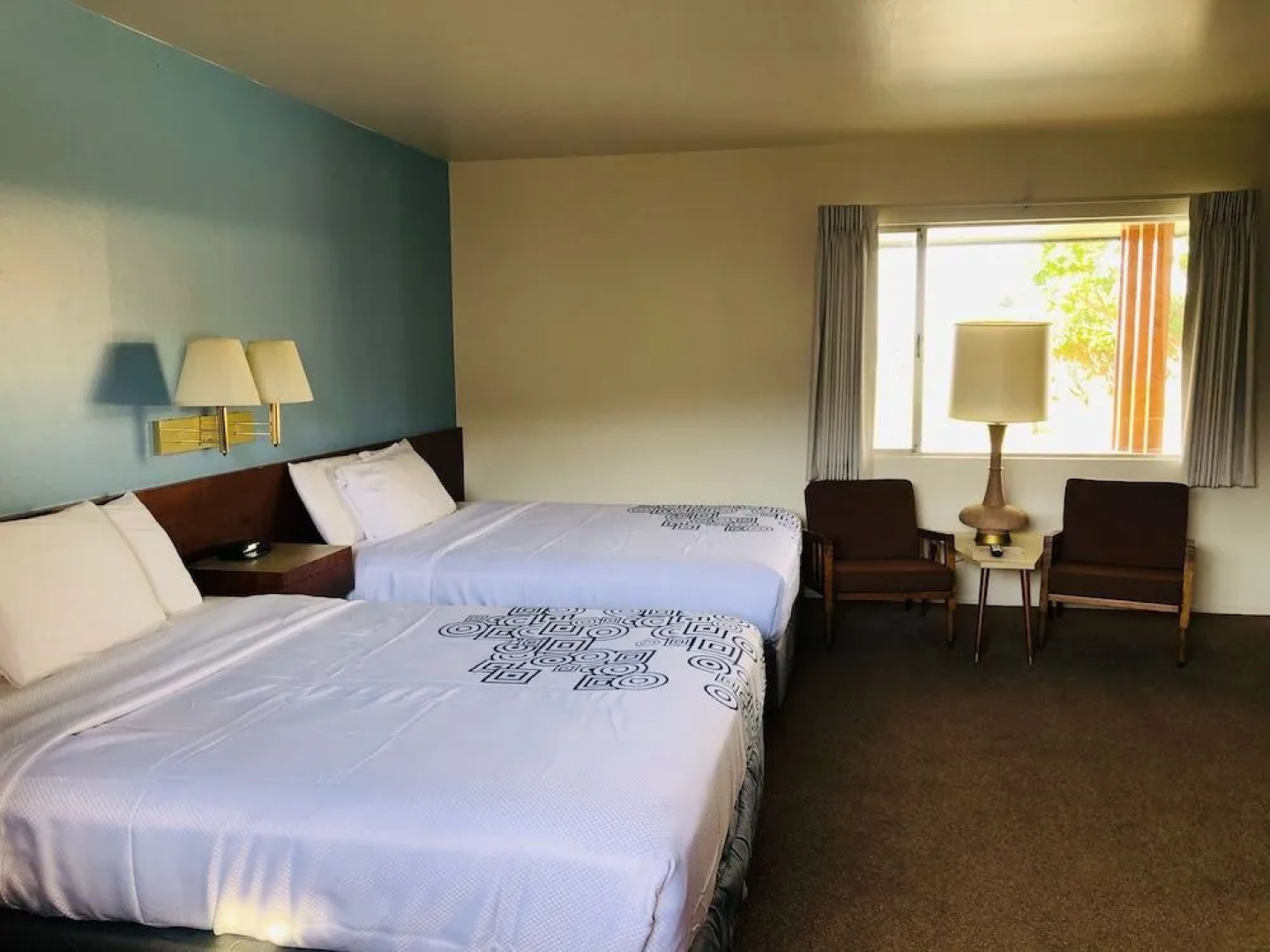 Curly Redwood Lodge