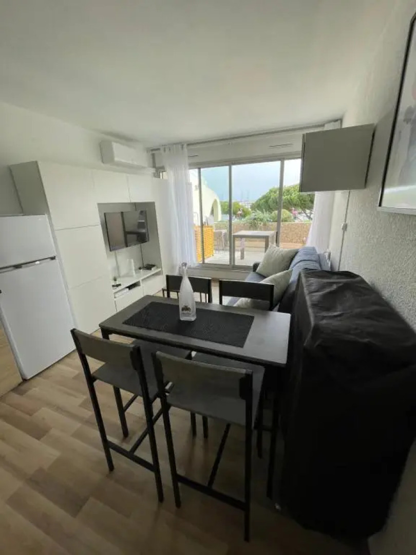 Studio vue port, belle terrasse, piscine