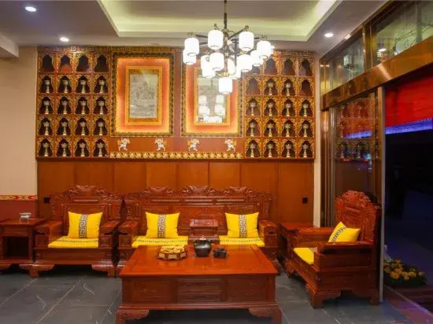 Dege Red Paradise Theme Culture Hotel