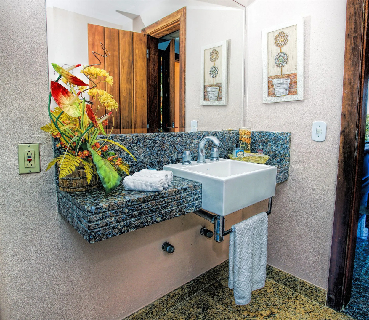 Cliffside Luxury Inn